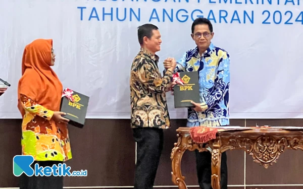 Thumbnail Berita - BPK Kembali Beri Hadiah Opini WTP ke Pemkab Halsel Usai Penyerahan LHP 2024