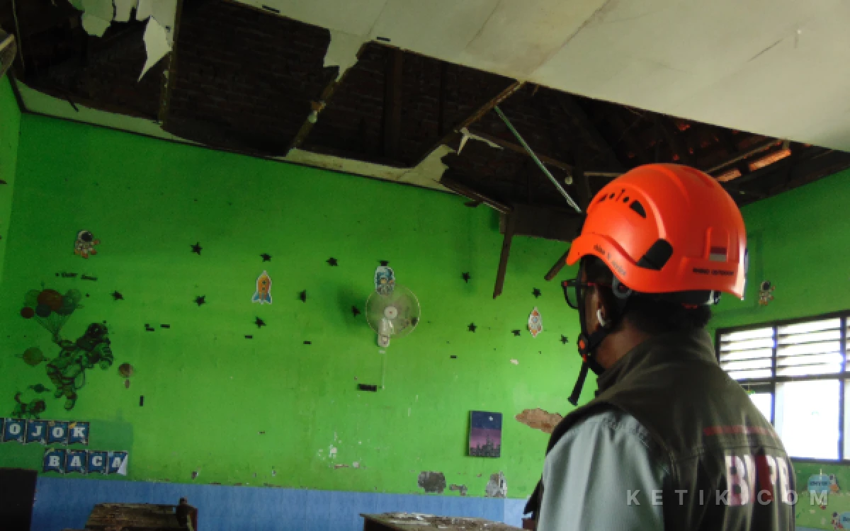 Thumbnail Berita - Anggota DPRD Sidoarjo Siap Bantu Pokir untuk SDN Sidokepung, Dinas Pendidikan Perbaiki 54 Sekolah Rp 47 M