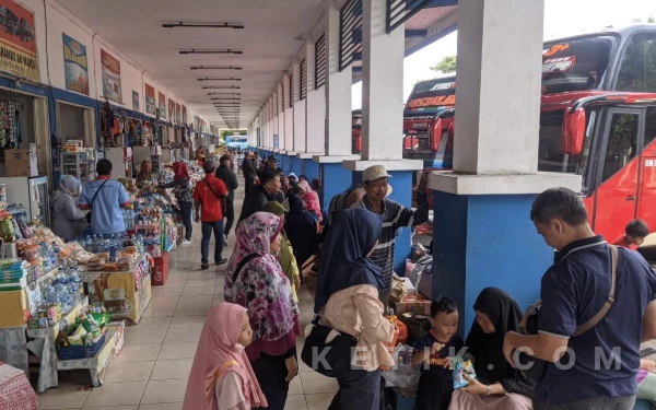Thumbnail Berita - H-3 Lebaran, Terminal Bus Pacitan Mulai Dipadati Pemudik: Naik 152 Persen