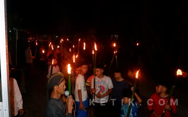 Thumbnail Berita - Malam Idulfitri, Anak-Anak di Pacitan Takbir Keliling Bawa Obor