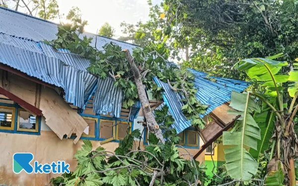 Thumbnail Gedung Sekolah Ambruk, Kantor Desa Jadi Ruang Belajar Siswa di Halmahera Selatan
