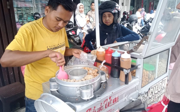 Thumbnail Viral di Media Sosial, Cilok Urat Daging Kasin Depan Citra Laris Manis