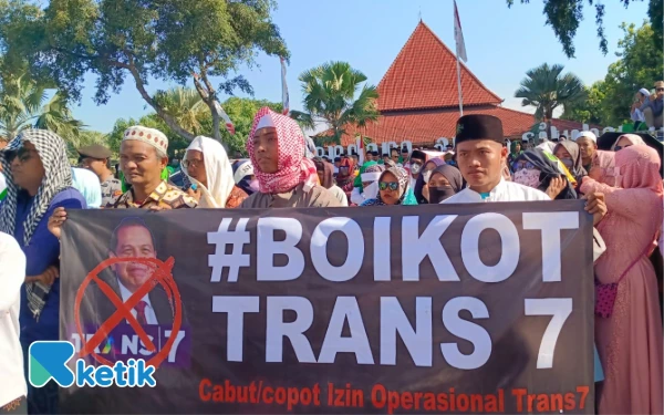 Thumbnail Berita - Aksi Damai Ribuan Alumni Ponpes di Alun-Alun Situbondo, Protes Tayangan Trans7