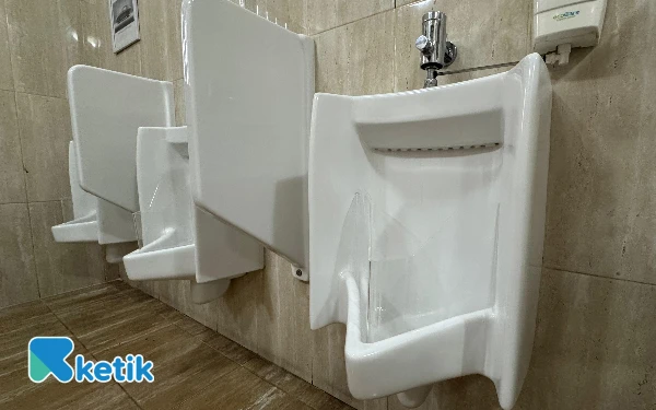 Thumbnail Awas Najis! Urinoir Tanpa Sekat Jadi Ancaman Dosa? Pria Muslim Wajib Baca Ini