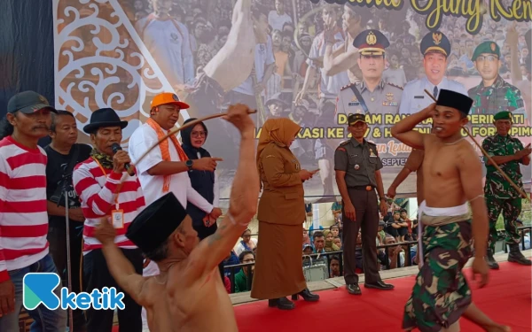 Thumbnail Berita - Songsong Peringatan HUT Ke-80 TNI, Forkopincam Kendit Gelar Festival Ojung