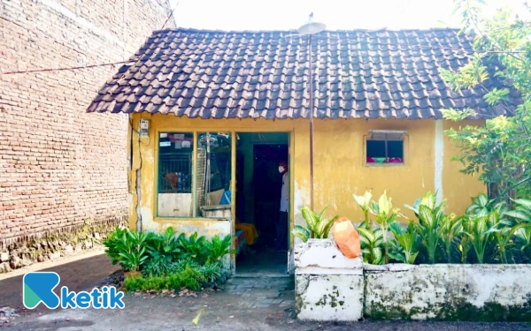 Thumbnail Berita - Bupati Sidoarjo Subandi Jenguk Perempuan Penderita Tiga Penyakit