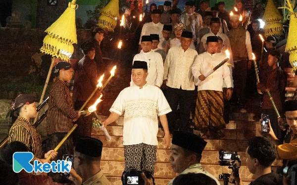 Thumbnail Cahaya Obor Warnai Malam Tahun Baru Islam, Bondowoso Gaungkan Semangat Hijrah dan Kebersamaan