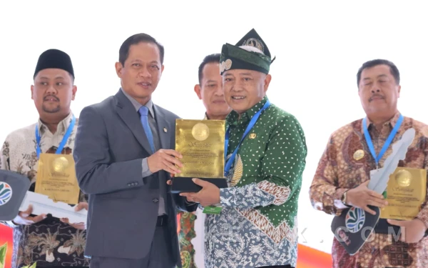 Thumbnail Berita - Bikin Bangga! Kabupaten Malang Raih Predikat Menuju Kabupaten Bersih dari Pemerintah Pusat