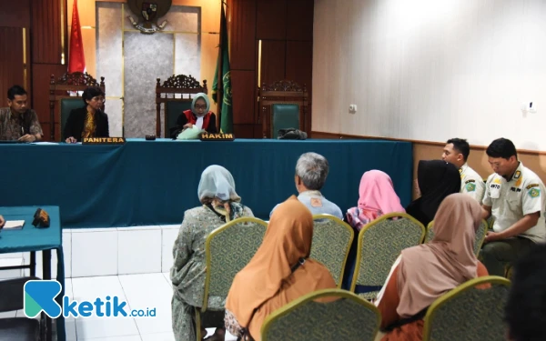 Thumbnail Terciduk, PKL Flyover Waru Sidoarjo Disidang, Didenda Rp 100 Ribu