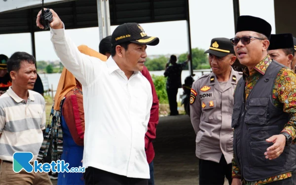 Thumbnail Bupati Sidoarjo Subandi Perintahkan Stop Armada Truk Proyek Urukan di Sedati