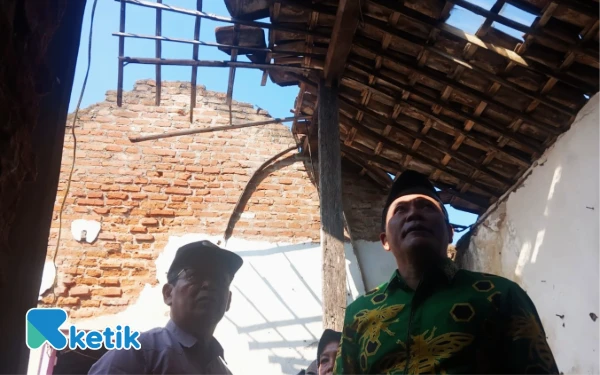 Thumbnail Bupati Sidoarjo Subandi dan Baznas Bantu Rehab Tiga Rumah, Bukti Pemerintah Hadir untuk Masyarakat