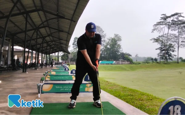 Thumbnail Meditasi Golf ala Sekda Budiar Anwar, Tak Sekadar Mengayun Tongkat