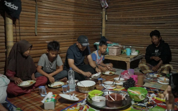 Thumbnail Berita - Sepiring Sahur di Lantai Tanah, Janji Din Kallon untuk Istana Rumbia