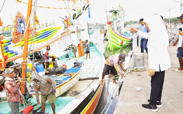 Thumbnail Berita - Khofifah Sat Set Perintahkan Angkat Bangkai Kapal, Apa Kata Nelayan Muncar?