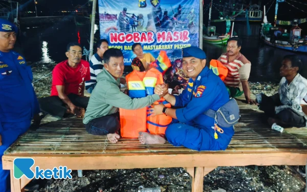 Thumbnail Berita - Lewat Ngobar Masir, Satpolairud Polres Situbondo Ingatkan Nelayan saat Melaut