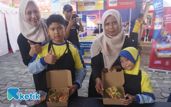 Thumbnail Istri Wali Kota Surabaya Rini Indrayani Ajak Anak-Anak Makan Ikan di Cooking Class Tuna Salsa