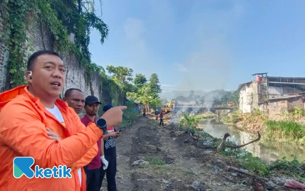 Thumbnail Berita - Kondisi Sungai Juma’in Dangkal, Bupati Situbondo Minta Pemrov Jatim Peka Terhadap Kehidupan Masyarakat