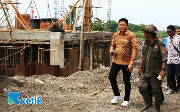 Thumbnail Berita - Bupati Sidoarjo Subandi Gusar saat Sidak Proyek Boezem Kedungpeluk