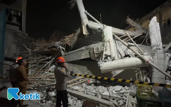 Thumbnail Berita - Puluhan Korban Dievakuasi dari Reruntuhan Beton Ponpes Ambruk di Sidoarjo, Sisanya Masih Dicari