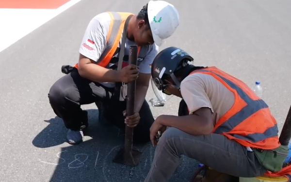 Thumbnail Berita - MGPA Patching Aspal Sirkuit Mandalika, Jaga Kualitas Lintasan Jelang MotoGP Indonesia 2025