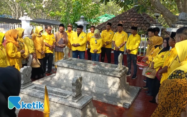 Thumbnail Berita - DPD Golkar Jombang Tabur Bunga di TMP, Kenang Jasa Para Pendahulu dalam Peringatan HUT Ke-61