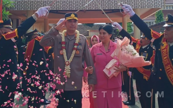 Thumbnail Berita - AKBP Rezi Dharmawan Dilepas dengan Tradisi Pedang Pora, Isak Tangis Warnai Perpisahan di Polres Situbondo