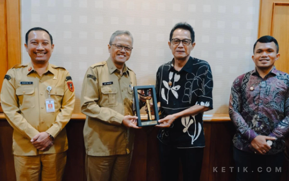 Foto Penyerahan keris dari Sekretaris Daerah Kota Surakarta ke Wakil Bupati Halmahera Selatan Helmi Umar Muchsin (Foto: Mursal/Ketik.com)