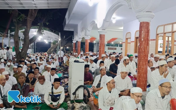 Thumbnail Berita - Pembacaan 5 Juta Surat Al Ikhlas Berkumandang di Haul ke-14, KH Ahmad Sufyan Miftah Situbondo