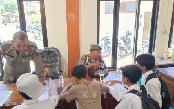 Thumbnail Berita - Satpol PP Situbondo Jaring 5 Pelajar Bolos Sekolah di Wisata Pantai Patek