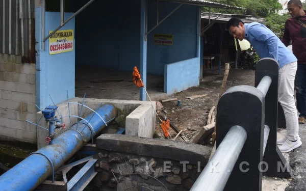 Thumbnail Berita - Bupati Subandi Minta Kontraktor Perbaiki Aspal Retak di Jembatan Banjarsari Buduran Sidoarjo