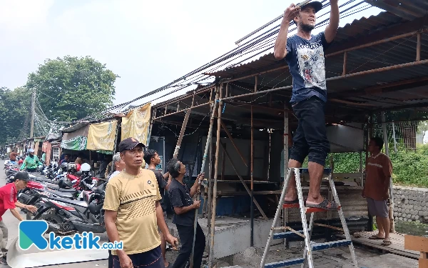 Thumbnail PKL Pepelegi Sidoarjo Bongkar Sendiri Warung untuk Jalan Alat Berat