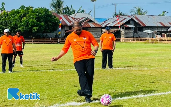 Thumbnail Bassam Kasuba Tendang Bola Perdana, Buka Turnamen Bisui Cup V 2025