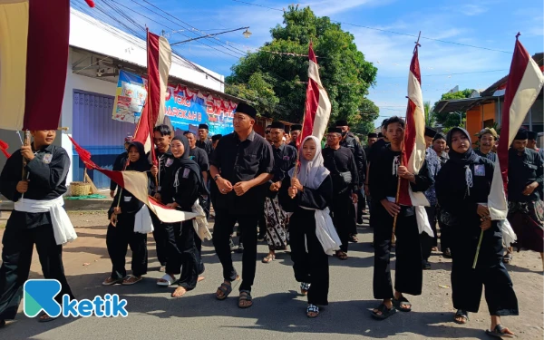 Thumbnail Berita - Peringati Hari Jadi Ke-261 Besuki, Bupati dan Wabup Situbondo Ikuti Prosesi Napak Tilas Kiai Pateh Alos