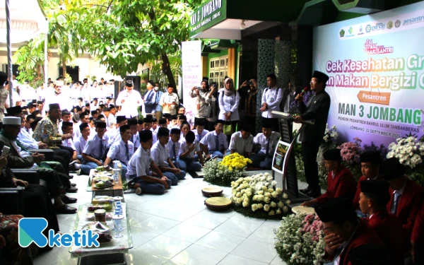 Thumbnail Berita - Menteri Agama Kunjungi MTsN 3 dan MAN 3 Jombang Cek Program MBG untuk Santri