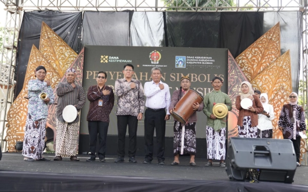 Thumbnail Berita - Pemkab Sleman Serahkan Hibah Alat Musik Senilai Rp 238,6 Juta