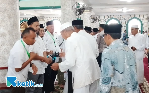 Thumbnail Berita - Lepas 64 Jemaah Calon Haji, Wabup Aceh Singkil Ingatkan Jaga Kesehatan
