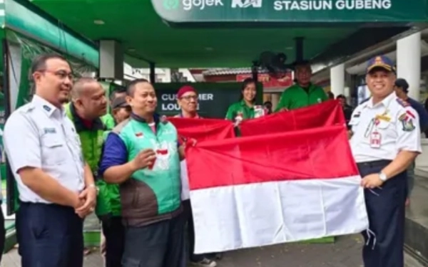 Thumbnail Cinta NKRI, Dishub Jatim Bagi-bagi Ratusan Bendera Merah Putih di Stasiun Gubeng