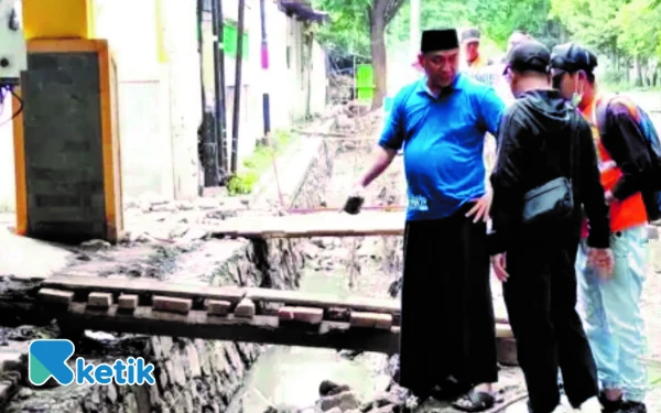 Thumbnail Berita - Tinjau Proyek JLU dan Drainase, Bupati Situbondo Tekankan Kualitas: Target Tuntas 25 Desember