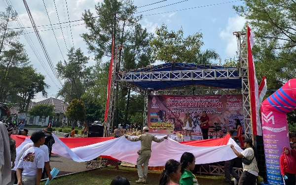 Thumbnail Pengibaran Bendera Merah Putih Raksasa hingga Atraksi Paramotor Meriahkan Hari Pahlawan di Malang