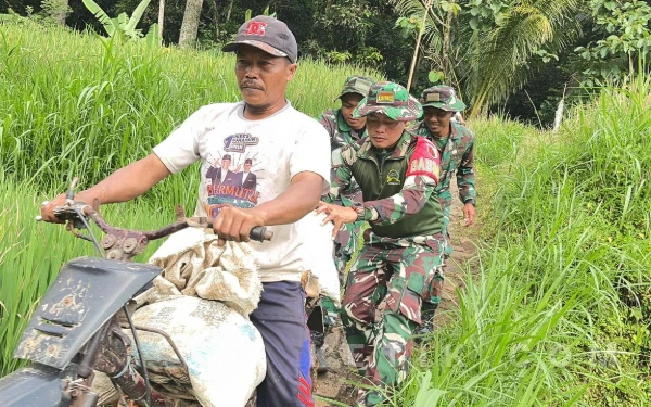Thumbnail Berita - Sepeda Motor, Jadi Andalan Untuk Lansir Bahan Bangunan ke Titik Pekerjaan TMMD Kodim 0823/Situbondo