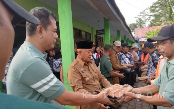 Thumbnail Berita - Atap SDN 4 Sukowilangun yang Ambruk Direhab DPKPCK, Bupati Malang Pimpin Kerja Bakti Lintas OPD