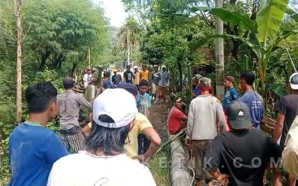Thumbnail Berita - Putus Diterjang Banjir, Warga Dusun Pacalan Situbondo Gotong Royong Bangun Jembatan Darurat Penghubung ke Bondowoso