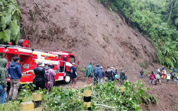 Thumbnail Tanah Longsor Tutup Akses Jalan Desa Ngadas dan Gunung Bromo