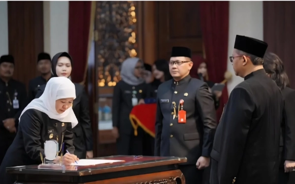 Thumbnail Berita - Dilantik di Grahadi! Gubernur Khofifah Ingatkan Kepala Sekolah Dekat dan Pahami Karakter Siswa demi Antisipasi Bullying