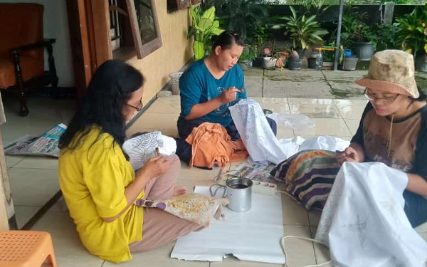 Universitas Ciputra Surabaya Beri Pendampingan Pengrajin Batik di Jombang