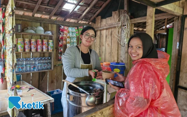 Thumbnail Satu-Satunya Warung di Lereng Gunung Biru, Tempat Singgah Pengunjung Off-Road Coban Talun