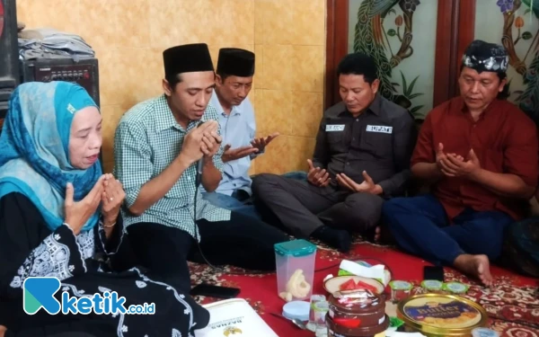 Thumbnail Bupati Sidoarjo Subandi Takziah dan Berikan Santunan kepada Keluarga Korban Longsor Pacet
