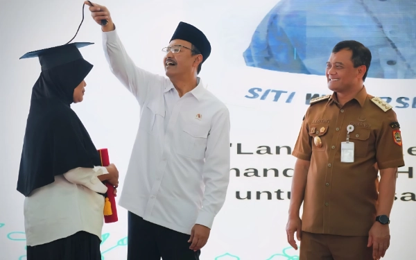 Thumbnail Blak-blakan! Fatimah, Ibu Kantin "Nekat" Nasihati Mensos, Begini Reaksi Gus Ipul