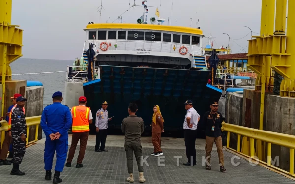 Thumbnail Berita - Kepala KSOP Kelas IV Panarukan Situbondo: Pelabuhan Jangkar Siap Layani Kepulangan 2.000 Santri ke Madura