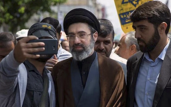 Thumbnail Berita - Mojtaba Khamenei Disebut Gantikan Sang Ayah Sebagai Pimpinan Tertinggi Iran, Ini Sosoknya